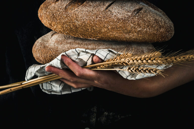 Il folklore del pane e del fuoco: riti, leggende e tradizioni italiane